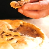 Как едят осетинские пироги