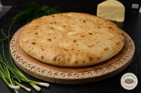 Осетинский пирог с курицей, сыром и зеленым луком