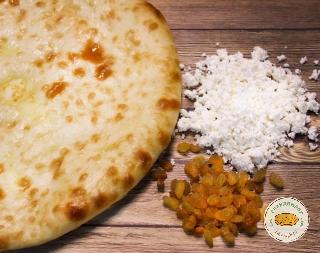 Осетинский пирог с творогом и изюмом
