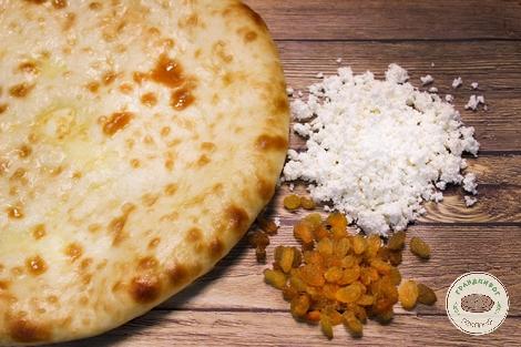 Осетинский пирог с творогом и изюмом