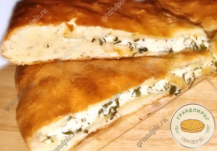 готовы осетинский пирог с сыром, моцареллой, зеленью